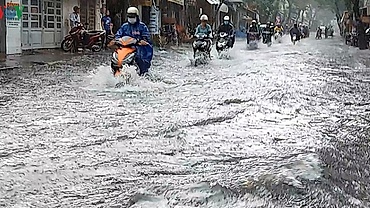 Mưa lớn ở TPHCM, nhiều tuyến đường ngập sâu 