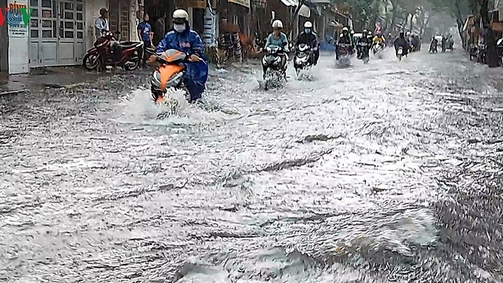 Mưa lớn ở TPHCM, nhiều tuyến đường ngập sâu 