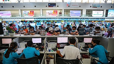 Ảnh: Du khách tấp nập làm thủ tục ở sân bay rời Đà Nẵng
