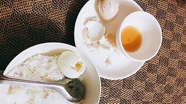 Trách mẹ chồng vì cơm cữ đạm bạc, nàng dâu ân hận khi thấy bát cơm nguội trên tay bà