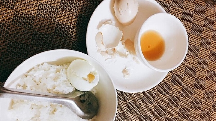 Trách mẹ chồng vì cơm cữ đạm bạc, nàng dâu ân hận khi thấy bát cơm nguội trên tay bà