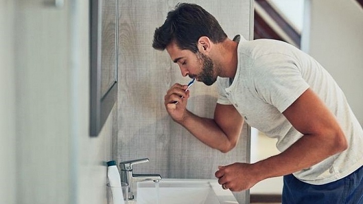Tại sao nên đánh răng trước khi uống cà phê buổi sáng?