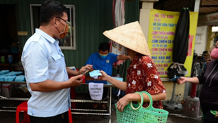 Market in HCM City issues coupons to locals amid COVID-19 fight