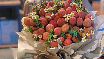 Bó hoa vải thiều độc lạ giá hơn nửa triệu đồng
