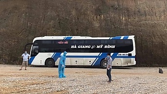 F0 trèo tường trốn khỏi khu điều trị ở Bắc Giang, bắt xe khách đi Hà Giang