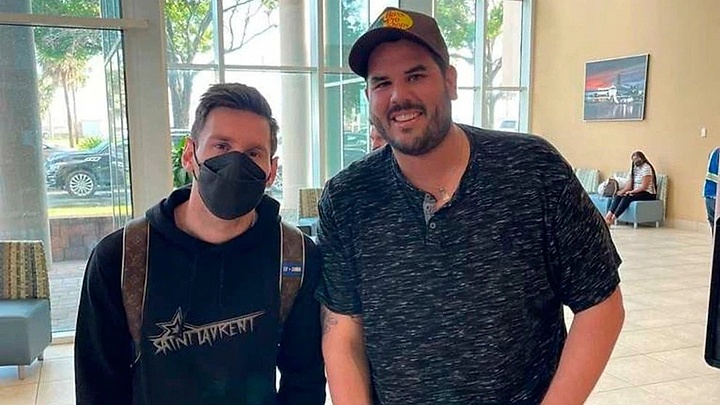 Messi bị CĐV vây kín khi đi nghỉ Hè ở Mỹ 