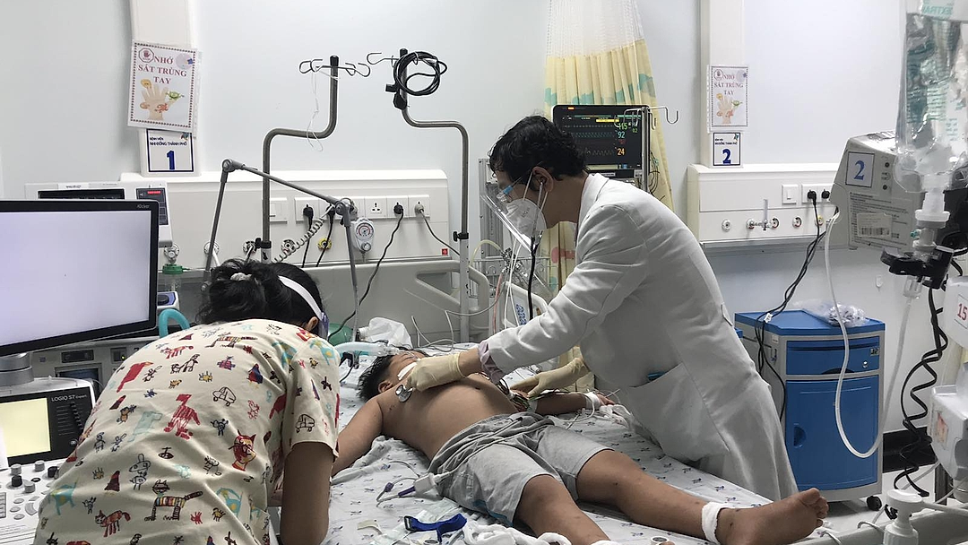 Cứu sống bệnh nhi 6 tuổi thừa cân sốc sốt xuất huyết nặng