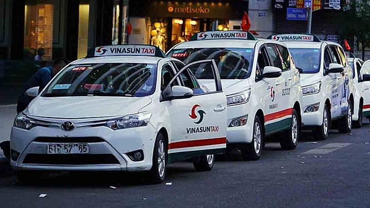 HCM City to resume buses, taxis, tech-based cars from Oct. 5
