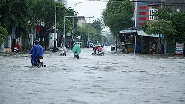 Thousands flee as floodwaters rise quickly in central Vietnam 