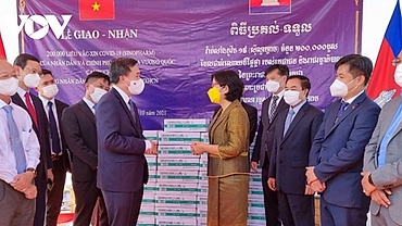 Cambodia offers 200,000 vaccine doses to aid Vietnamese COVID-19 fight