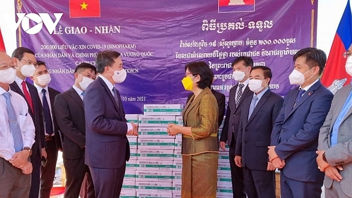 Cambodia offers 200,000 vaccine doses to aid Vietnamese COVID-19 fight