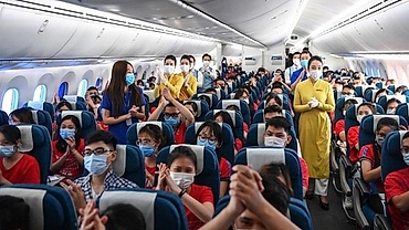 Vietnam Airlines brings home volunteer students, medical workers