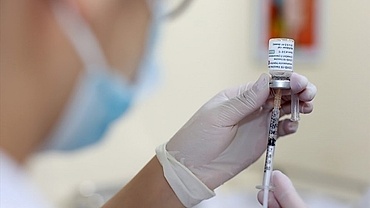 Hanoi plans to give COVID-19 booster shots to adults next year