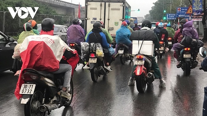 Large crowds back to capital after lunar New Year holiday
