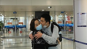 Third repatriation flight for Vietnamese citizens in Ukraine lands home safely