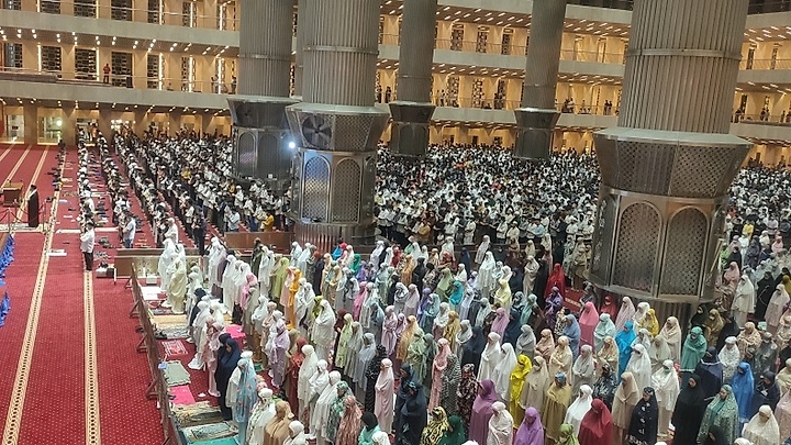 237 triệu tín đồ Hồi giáo Indonesia bắt đầu tháng nhịn ăn Ramadan