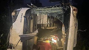 3 dead, 10 injured as shuttle bus turns turtle in northern Vietnam 