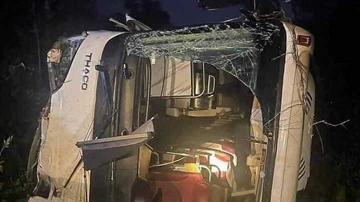 3 dead, 10 injured as shuttle bus turns turtle in northern Vietnam 