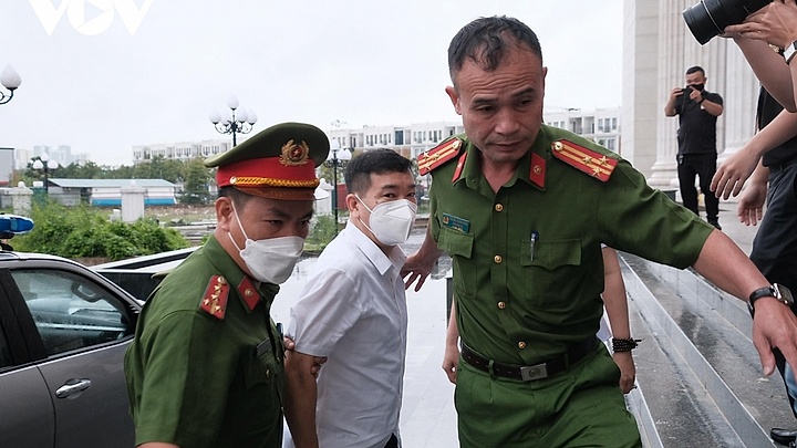 Dẫn giải cựu Trưởng Công an quận Tây Hồ Phùng Anh Lê ra hầu tòa