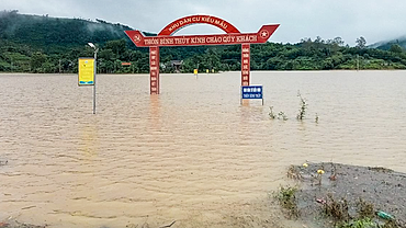 Floods and landslides leave thousands of residents in central region isolated