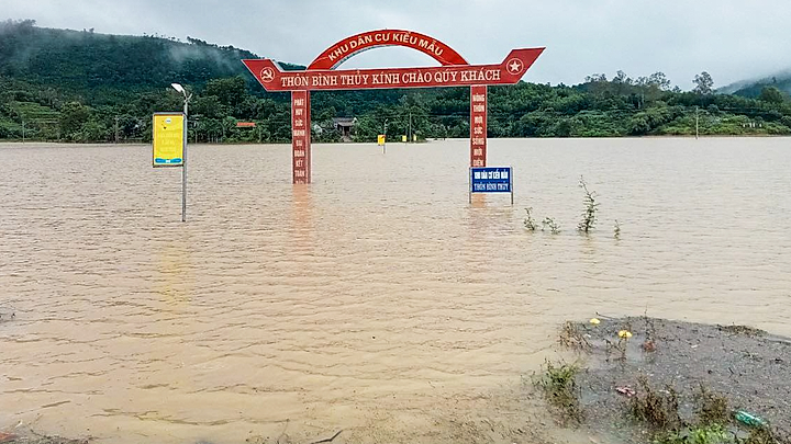 Floods and landslides leave thousands of residents in central region isolated