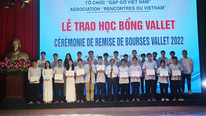 Vallet scholarships granted to more than 120 students in Nghe An