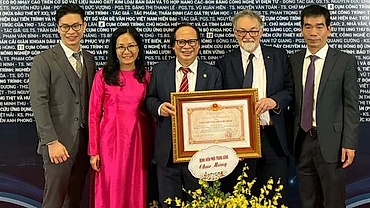 Australian professor wins Ho Chi Minh Prize for joint TB research