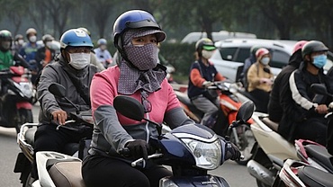 HCM City residents bask in warm clothes as temperatures drop