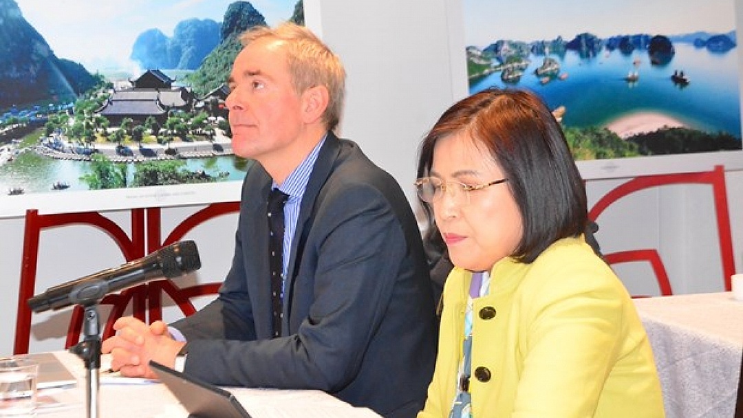 Vietnamese, int'l experts in Switzerland share experience in digital transformation