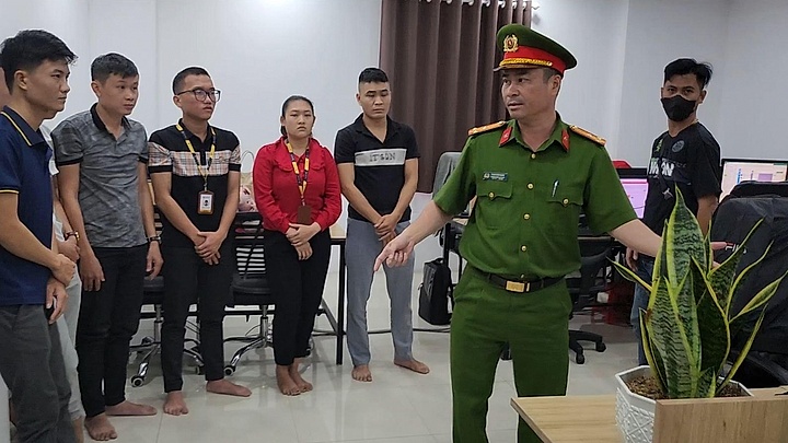 Khởi tố 13 người cắt ghép hình ảnh nhạy cảm để đòi nợ