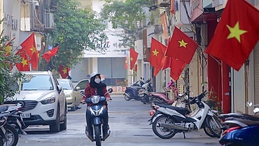 Tet decorations spring up on streets across Hanoi