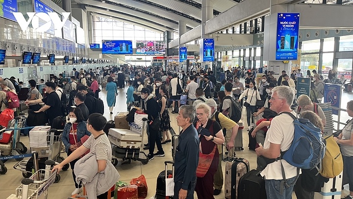 Busy Tet holiday travel continues at Noi Bai Airport