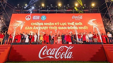 Coca-Cola Vietnam sets record of Tet table with world's largest number of participant