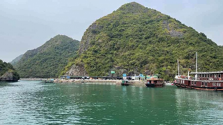Indian journalist impressed by Ha Long Bay cruise