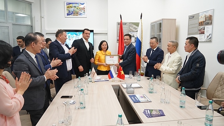 Đại sứ Đặng Minh Khôi thăm và làm việc với cộng đồng người Việt kinh doanh tại Nga