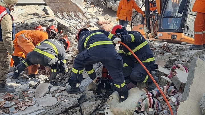Vietnamese rescuers pull three dead bodies from rubble in Turkey 