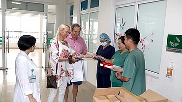 British couple return to thank medical staff for saving them from COVID-19