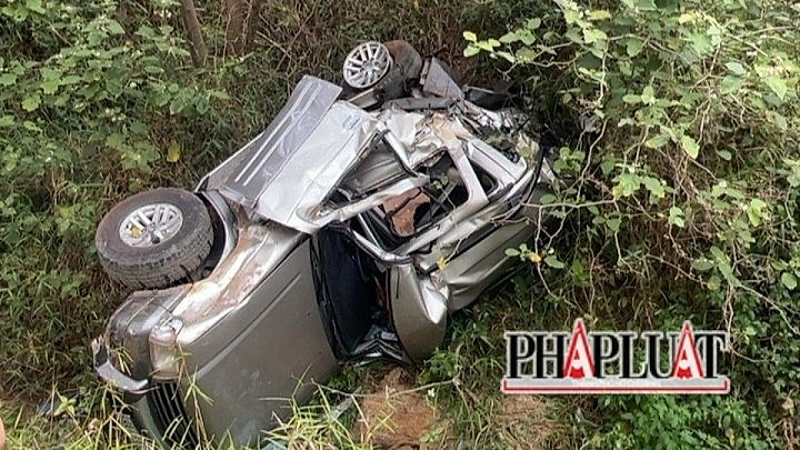Two killed after car plunges off bridge in Lam Dong