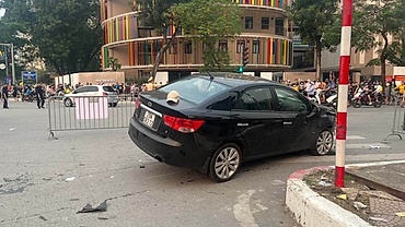 Dozens injured as 4-seater car hits motorbikes at red light
