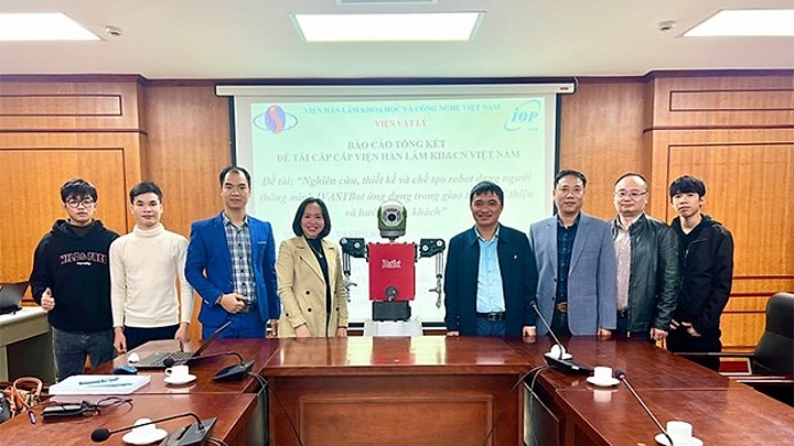 Vietnamese scientists manufacture intelligent humanoid robot