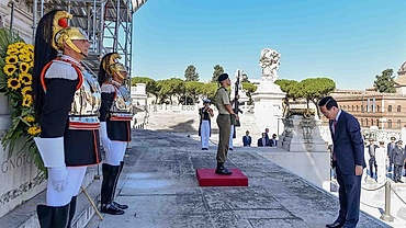 Chủ tịch nước Võ Văn Thưởng đặt vòng hoa tại Đài Tổ quốc Thủ đô Rome
