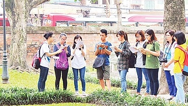 Youngsters passionate in spreading Hanoi’s image among foreign tourists