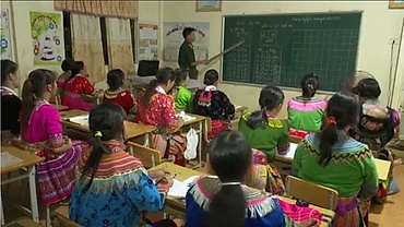 Lớp học xoá mù của thầy giáo quân hàm xanh