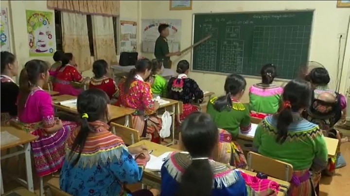Lớp học xoá mù của thầy giáo quân hàm xanh