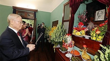 Party leader offers incense in commemoration of late President Ho Chi Minh