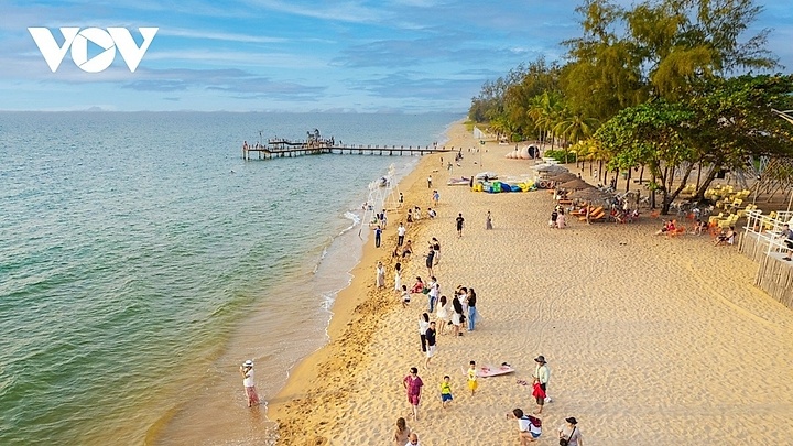 Tấp nập chuyến bay quốc tế đến Phú Quốc trong mùa du lịch cao điểm