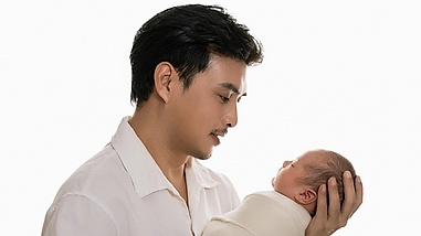 Sao Việt 12/2: Hồ Quang Hiếu khoe ảnh con trai đầu lòng