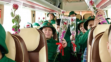 Tân binh Hà Nội hô vang “Bộ đội Cụ Hồ” trong ngày hội tòng quân