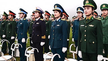 Ngắm những "bóng hồng" trên thao trường tập luyện diễu binh cho đại lễ 30/4