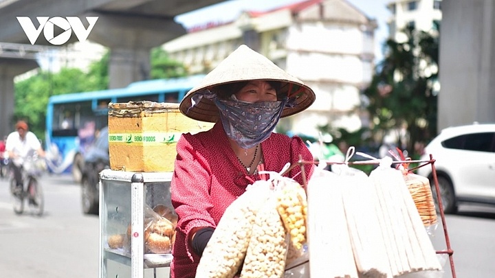 Outdoor workers in Hanoi brave extreme heatwave to earn a living